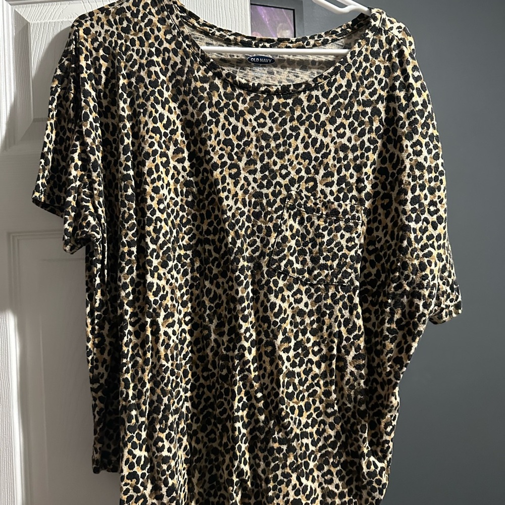 Old Navy Black and Cream Relaxed Short Sleeve Tee